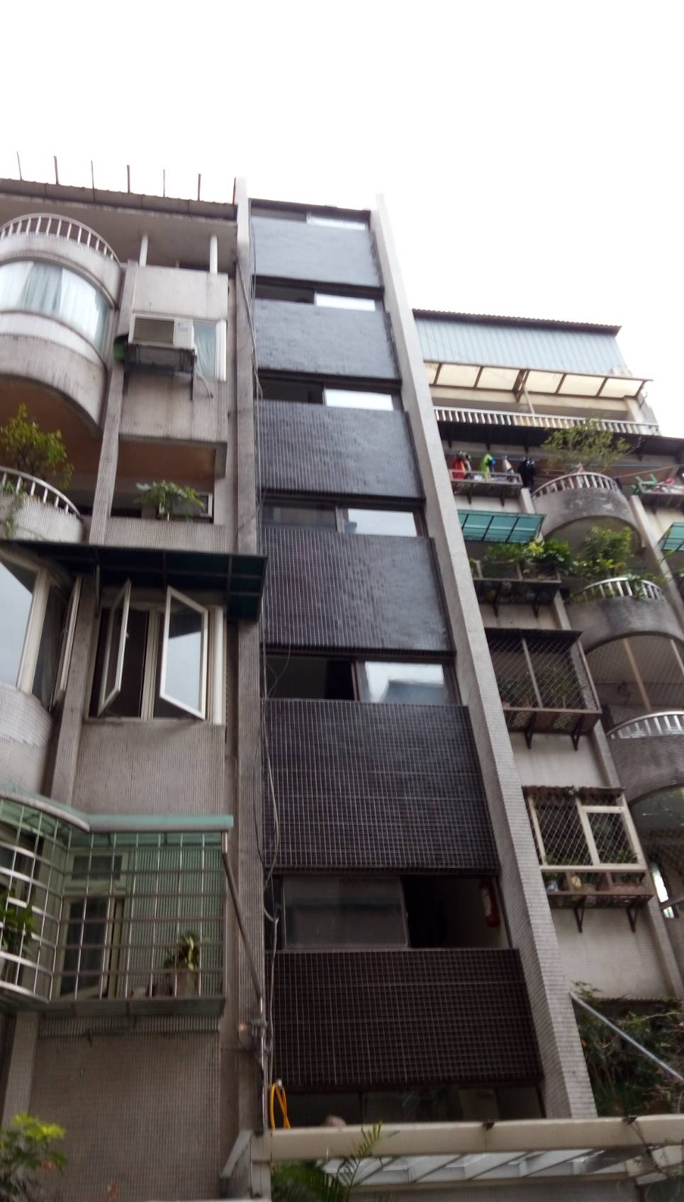 台北市和平東路公寓外牆磁磚拉皮更新